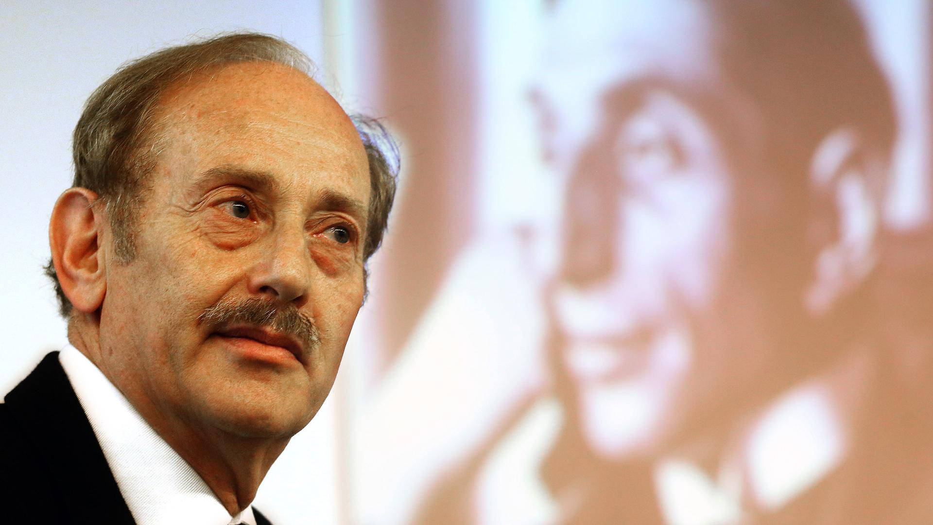 Michael Hulton vor einem Fotos seines Großonkels, dem Kunsthändler Alfred Flechtheim, aufgenommen am 8. Oktober 2013.