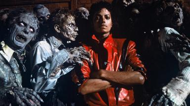 Michael Jackson mit der rot-schwarzen Lederjacke in dem Musikvideo zu "Thriller".