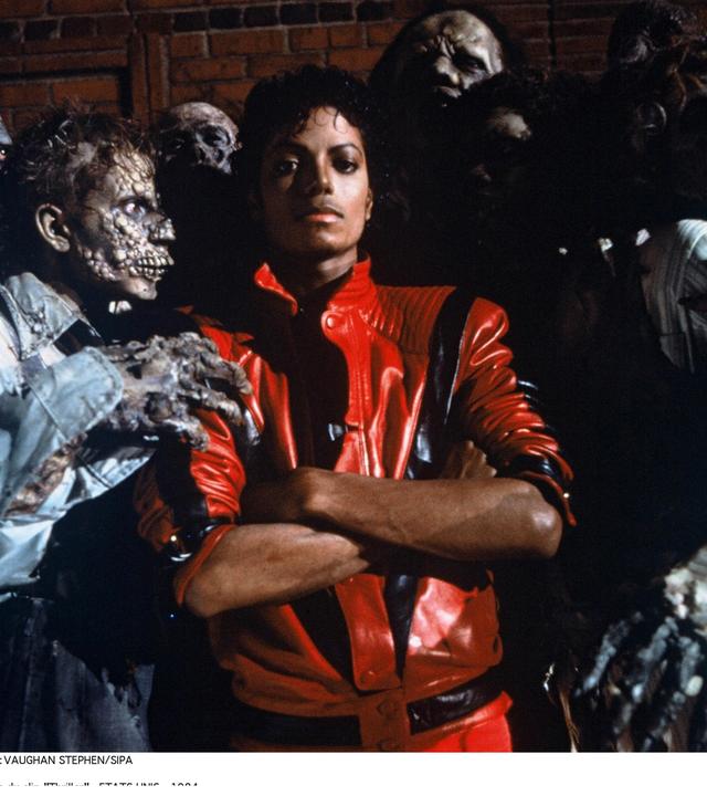 Michael Jackson mit der rot-schwarzen Lederjacke in dem Musikvideo zu "Thriller".