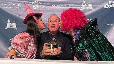 Michael Keaton bekommt den "Hasty Pudding" Preis. 