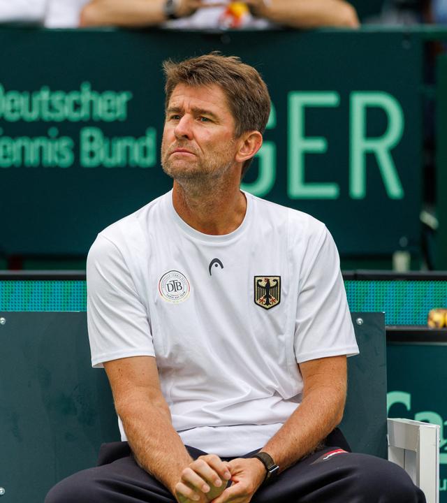 Mannschaftskapitän Michael Kohlmann sitzt am Platz beim Match Altmaier (Deutschland) gegen Prizmic (Kroatien) am 19.09.2026 in Halle. 