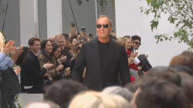 Auf dem Bild sieht man Designer Michael Kors in New York auf einem Laufste