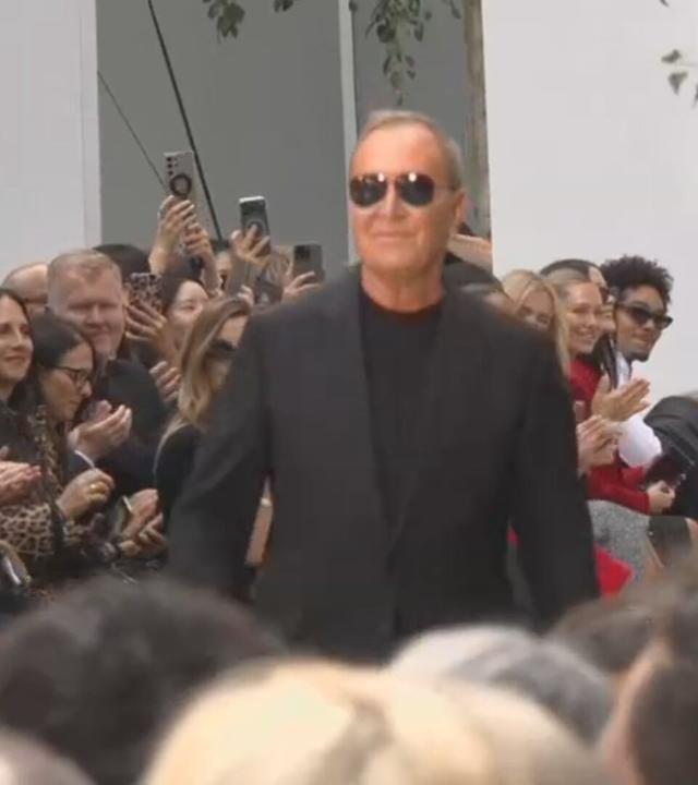 Auf dem Bild sieht man Designer Michael Kors in New York auf einem Laufste