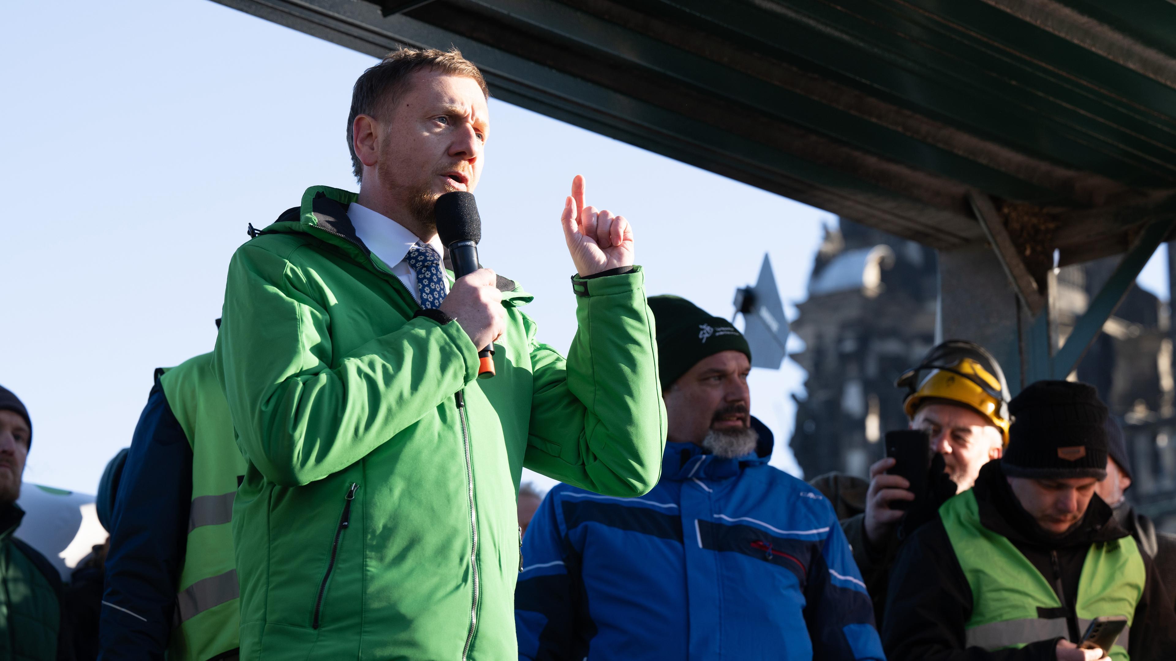 Michael Kretschmer spricht auf einer Kundgebung des Bauernverbands auf dem Theaterplatz am 10.01.2024.