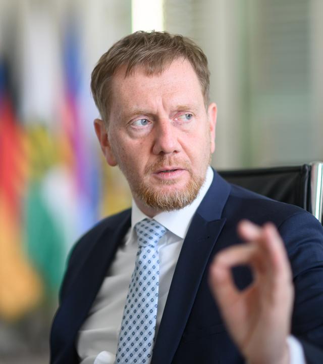 Archiv: Michael Kretschmer (CDU), Ministerpräsident von Sachsen, gestikuliert im Rahmen eines Interviews mit der Deutschen Presse-Agentur DPA in seinem Büro in der Staatskanzlei.