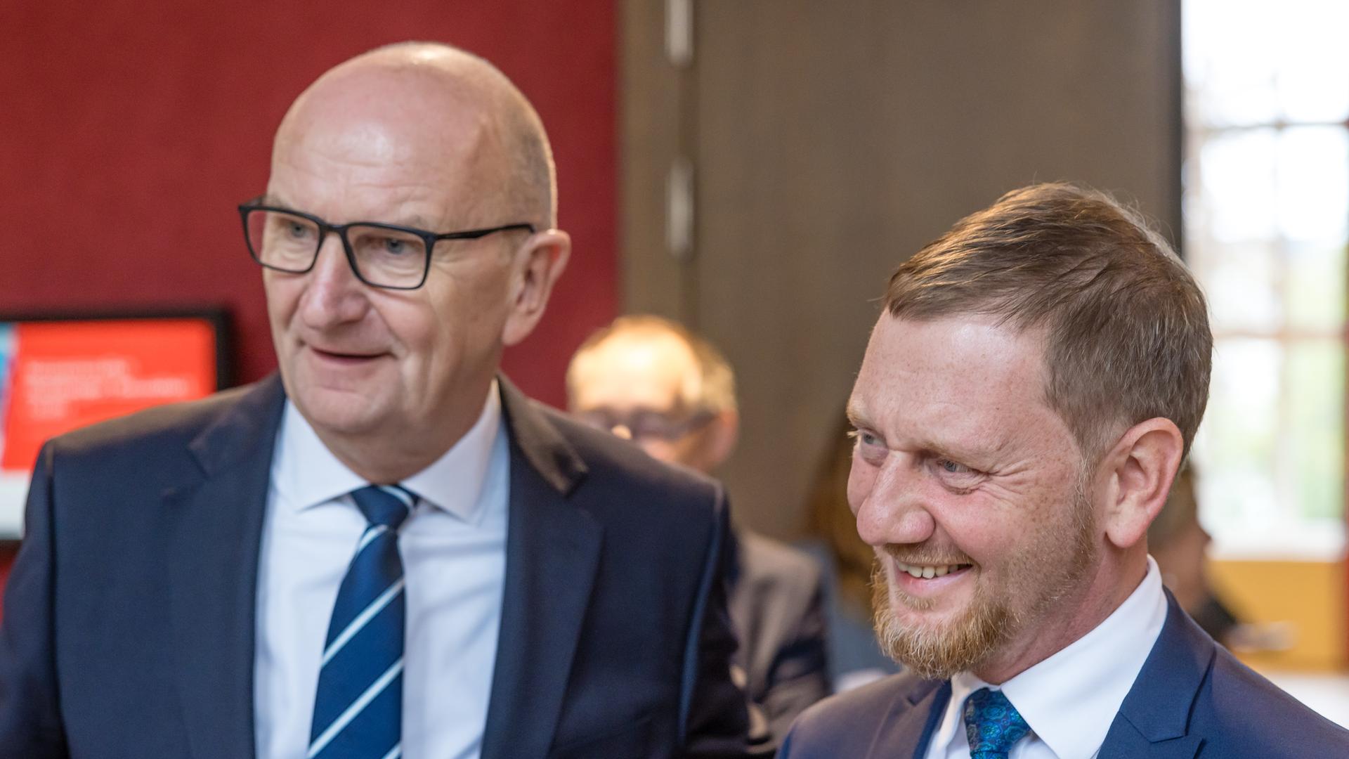 Michael Kretschmer und Dietmar Woidke kommen zu einem Pressegespräch vor dem länderübergreifenden Netzwerktreffen der Modellregion Gesundheit Lausitz.