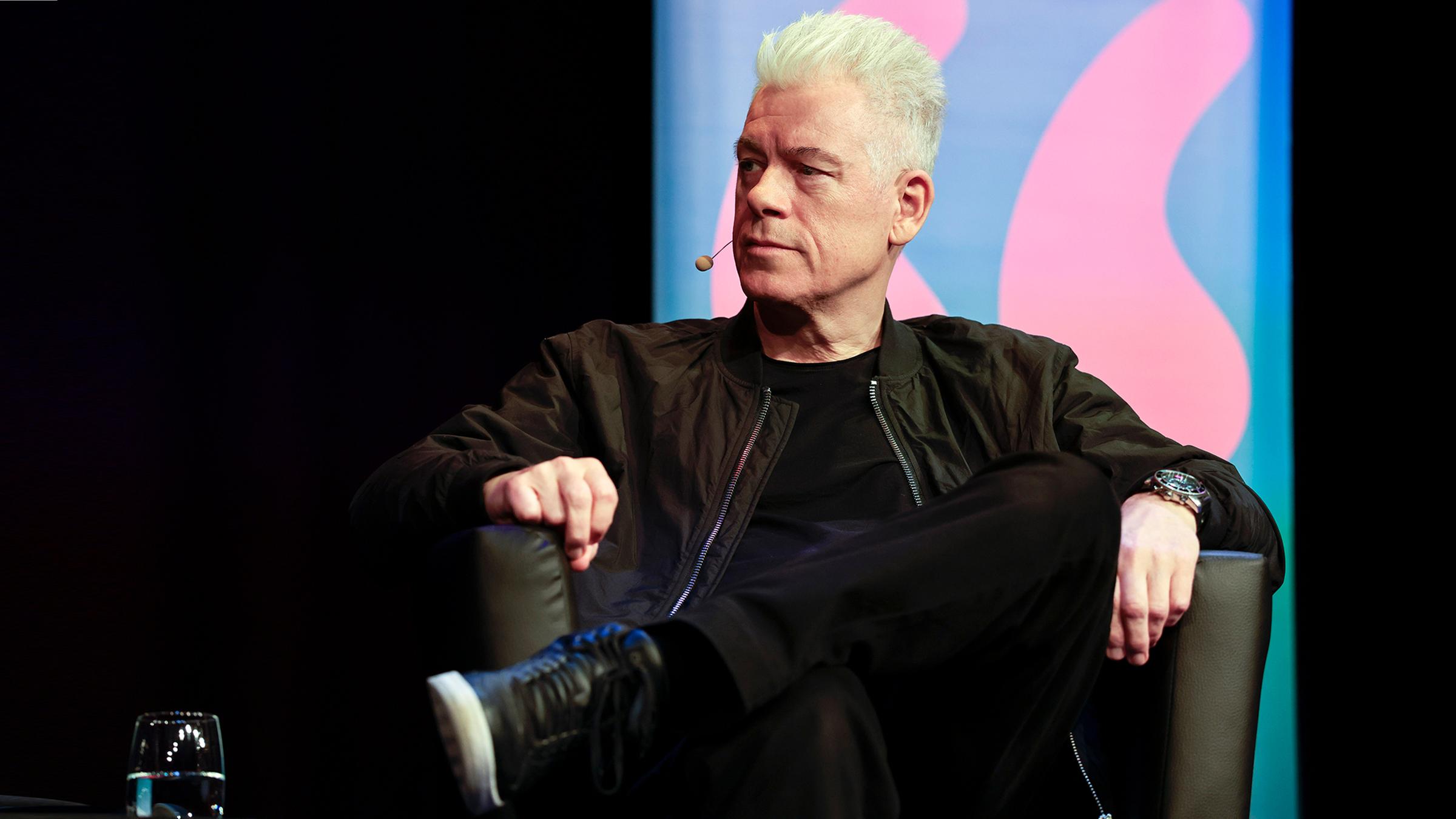 Michael Mittermeier sitzt auf dem Podium bei Veranstaltung 'lit.Comedy' im Theater am Tanzbrunnen.