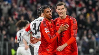 Bayerns Michael Olise jubelt nach seinem Treffer gegen Frankfurt am 23.02.2025.