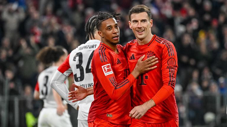 Bayerns Michael Olise jubelt nach seinem Treffer gegen Frankfurt am 23.02.2025.