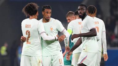 V.l. Malo Gusto, Torschuetze Michael Olise, Dayot Upamecano (Frankreich).
