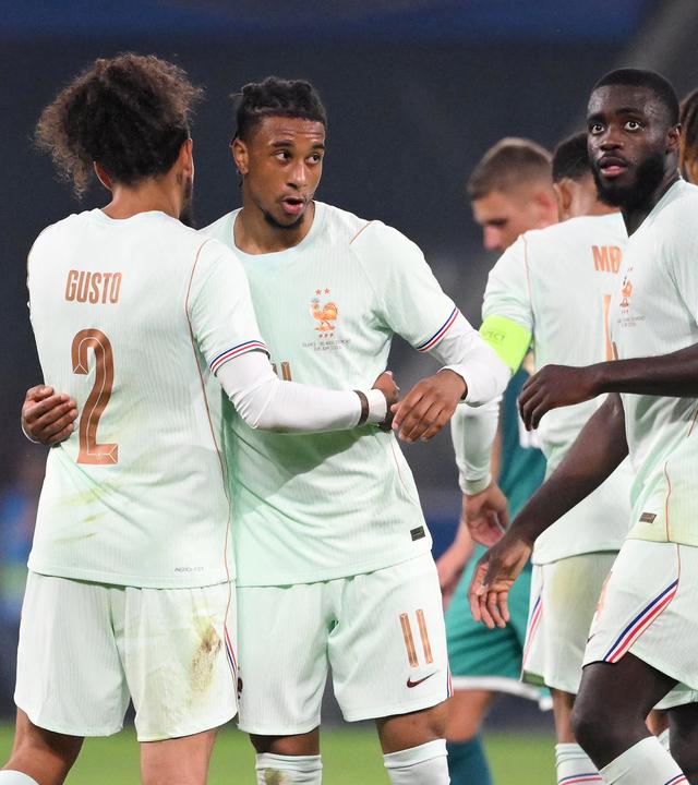 V.l. Malo Gusto, Torschuetze Michael Olise, Dayot Upamecano (Frankreich).
