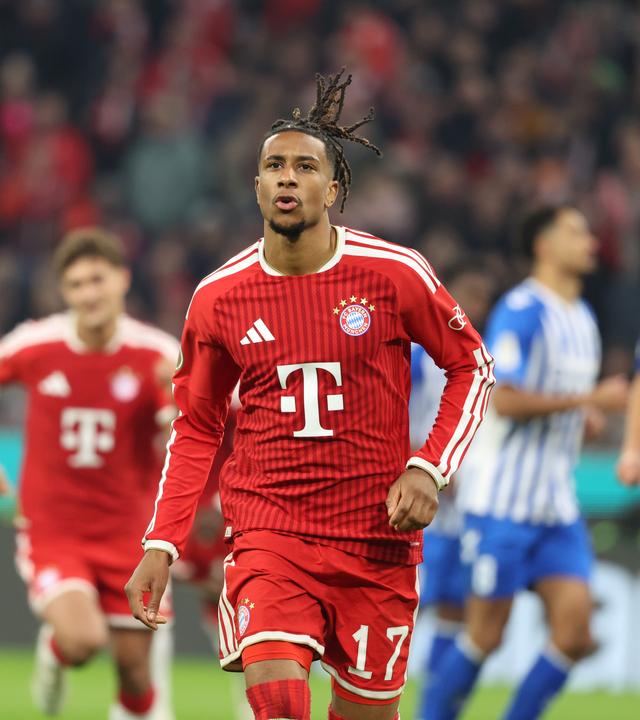 Michael Olise vom FC Bayern München feiert seinen Treffer zum 3:1 gegen den 1. FC Magdeburg.