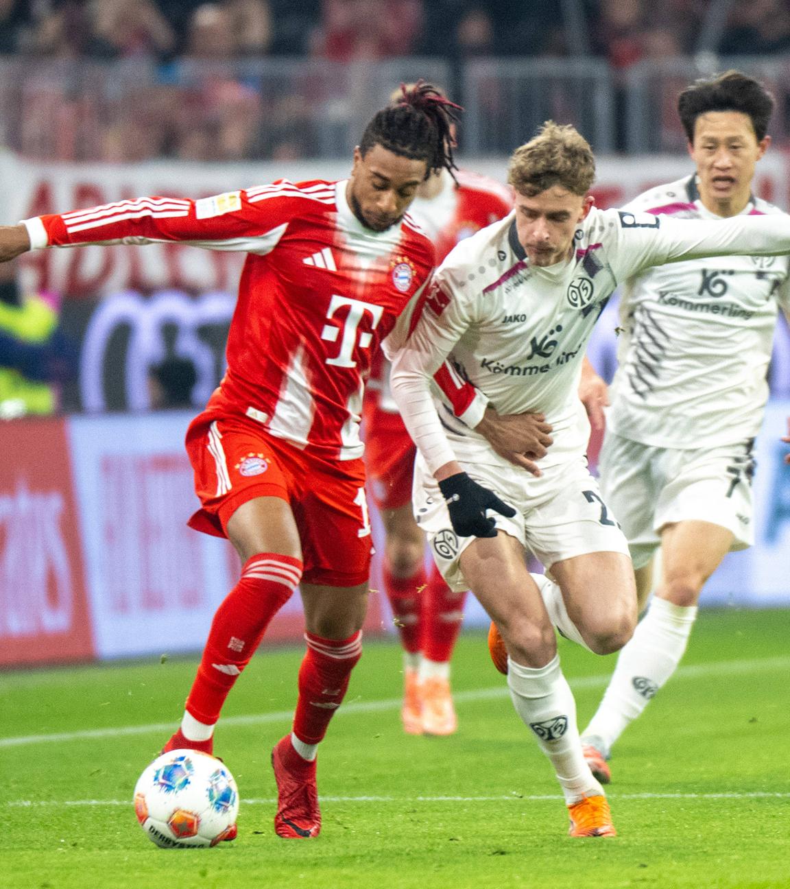 Bayerns Michael Olise kann im Zweikampf mit dem Mainzer Verteidiger Nikolas Veratschnig den Ball behaupten.