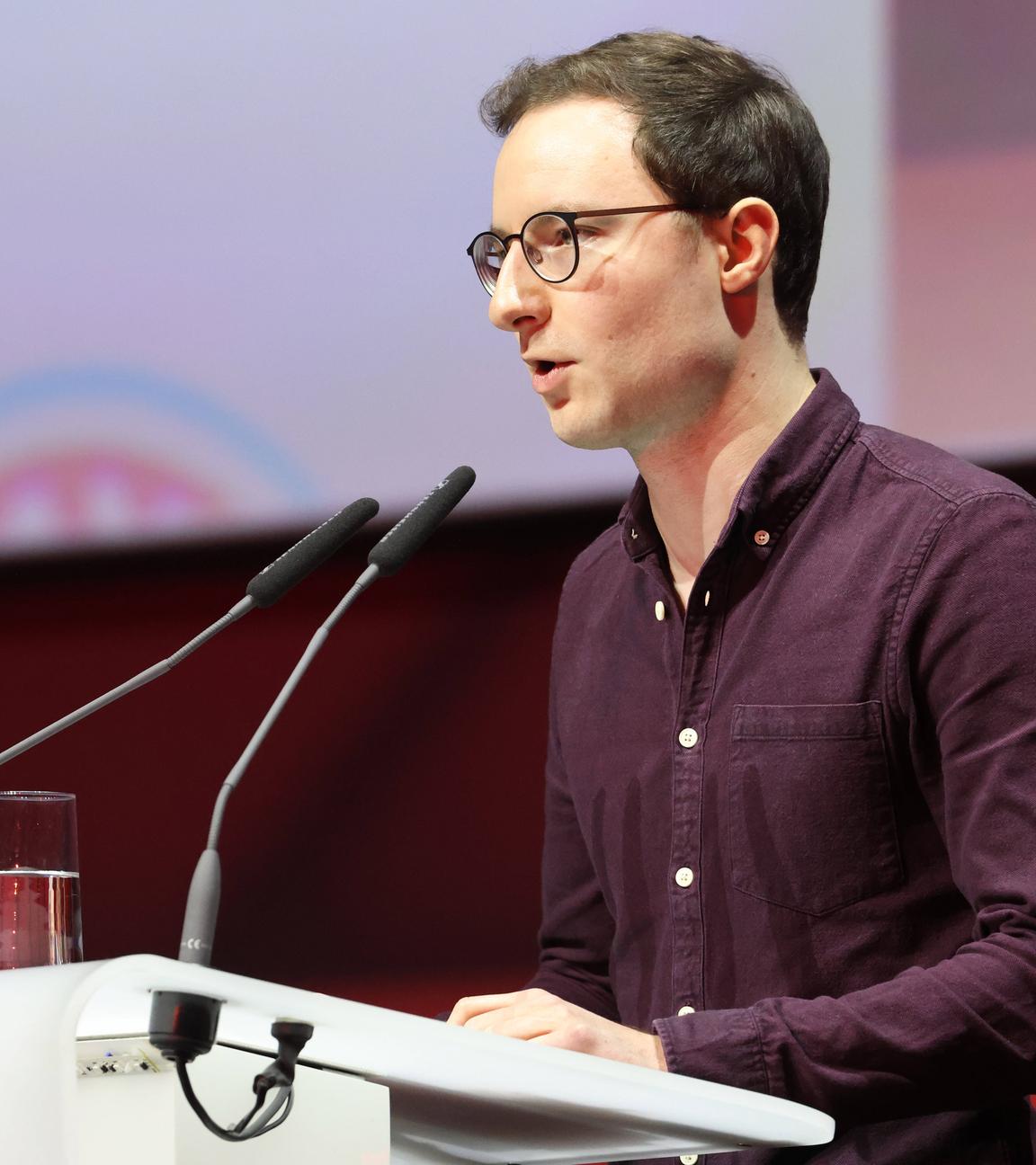 Bayern-Mitglied Michael Ott am Rednerpult bei seiner Rede auf der Jahreshauptversammlung 2023