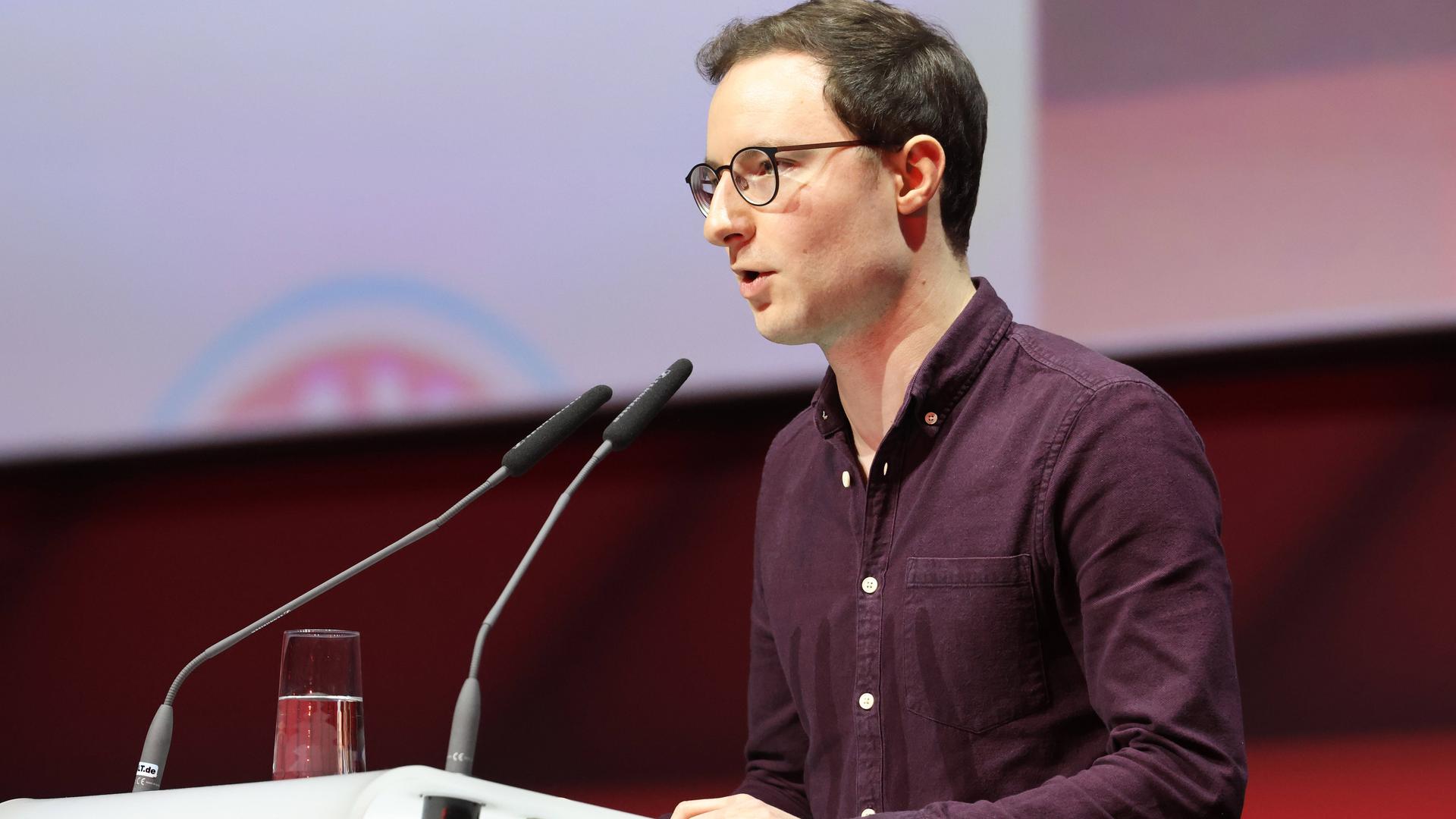 Bayern-Mitglied Michael Ott am Rednerpult bei seiner Rede auf der Jahreshauptversammlung 2023