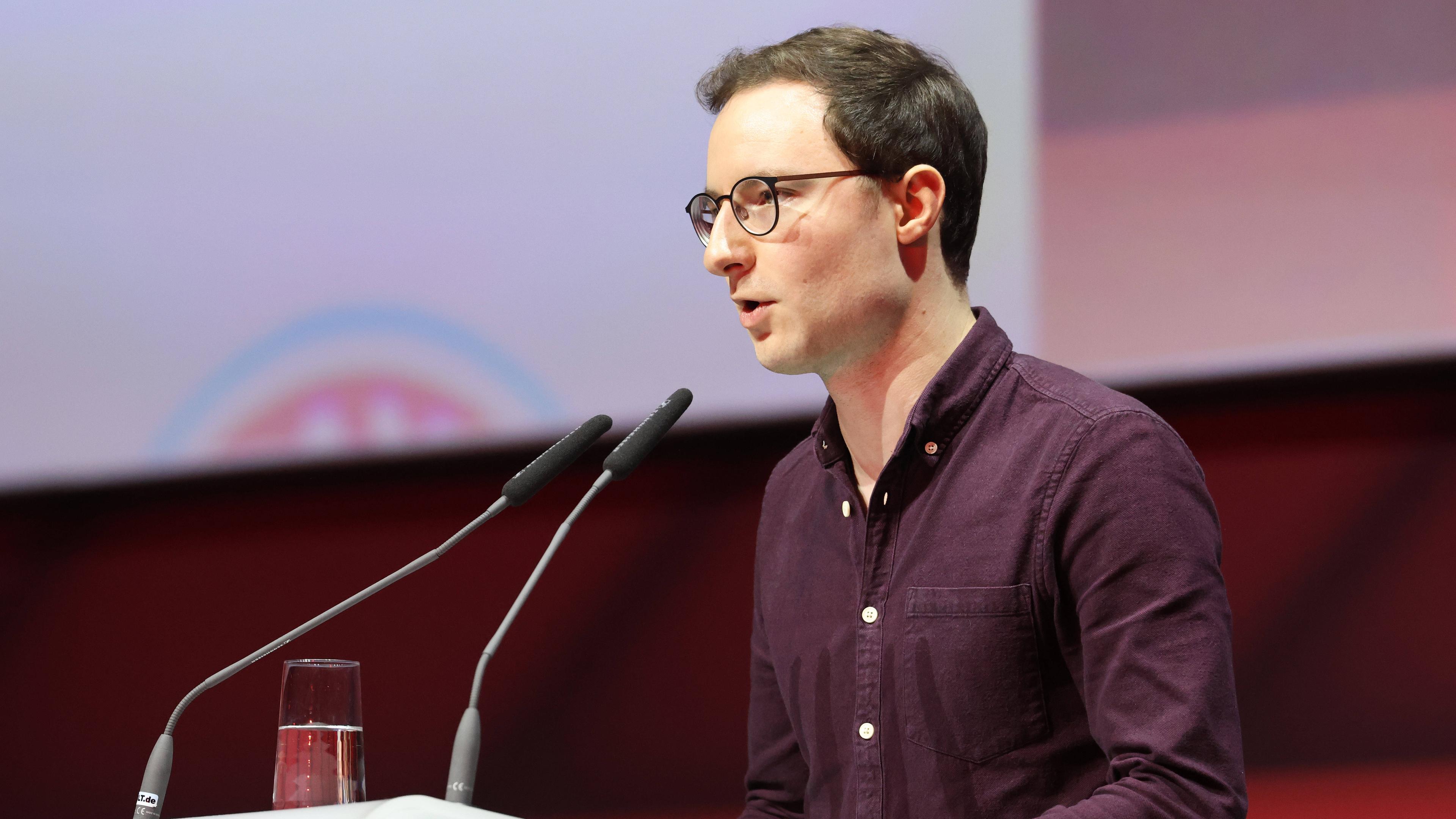 Bayern-Mitglied Michael Ott am Rednerpult bei seiner Rede auf der Jahreshauptversammlung 2023