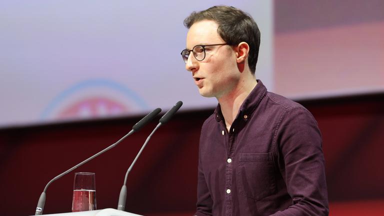 Bayern-Mitglied Michael Ott am Rednerpult bei seiner Rede auf der Jahreshauptversammlung 2023