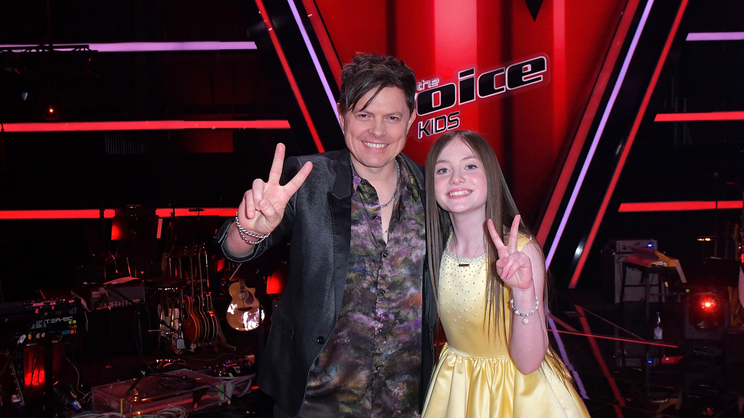 Michael Patrick Kelly und Katelyn vom Team Michael Patrick beim Photocall mit den Finalisten und Coaches der 14. Staffel der TV-Show 'The Voice Kids' im Studio H Berlin-Adlershof. Berlin, 03.04.2026