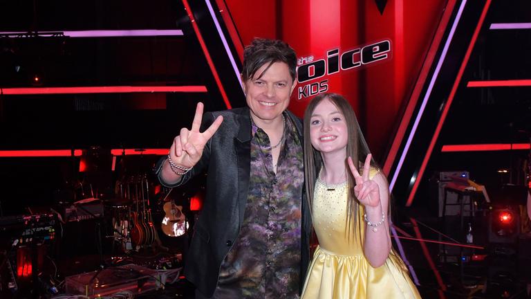 Michael Patrick Kelly und Katelyn vom Team Michael Patrick beim Photocall mit den Finalisten und Coaches der 14. Staffel der TV-Show 'The Voice Kids' im Studio H Berlin-Adlershof. Berlin, 03.04.2026