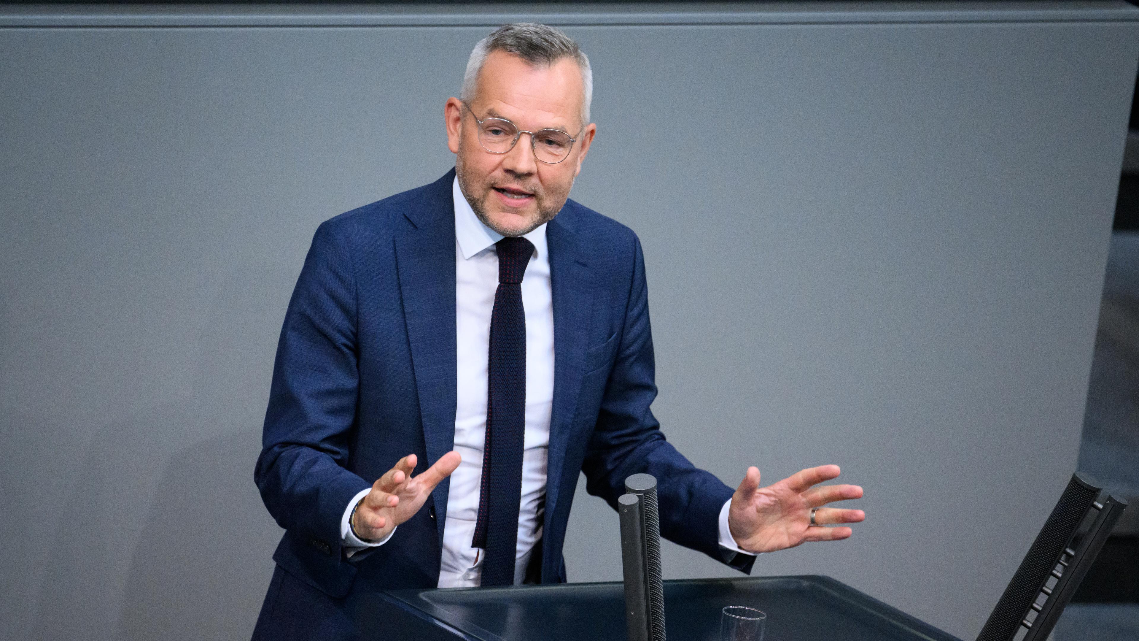 SPD-Politiker Michael Roth spricht bei einer Plenarsitzung im Deutschen Bundestag.