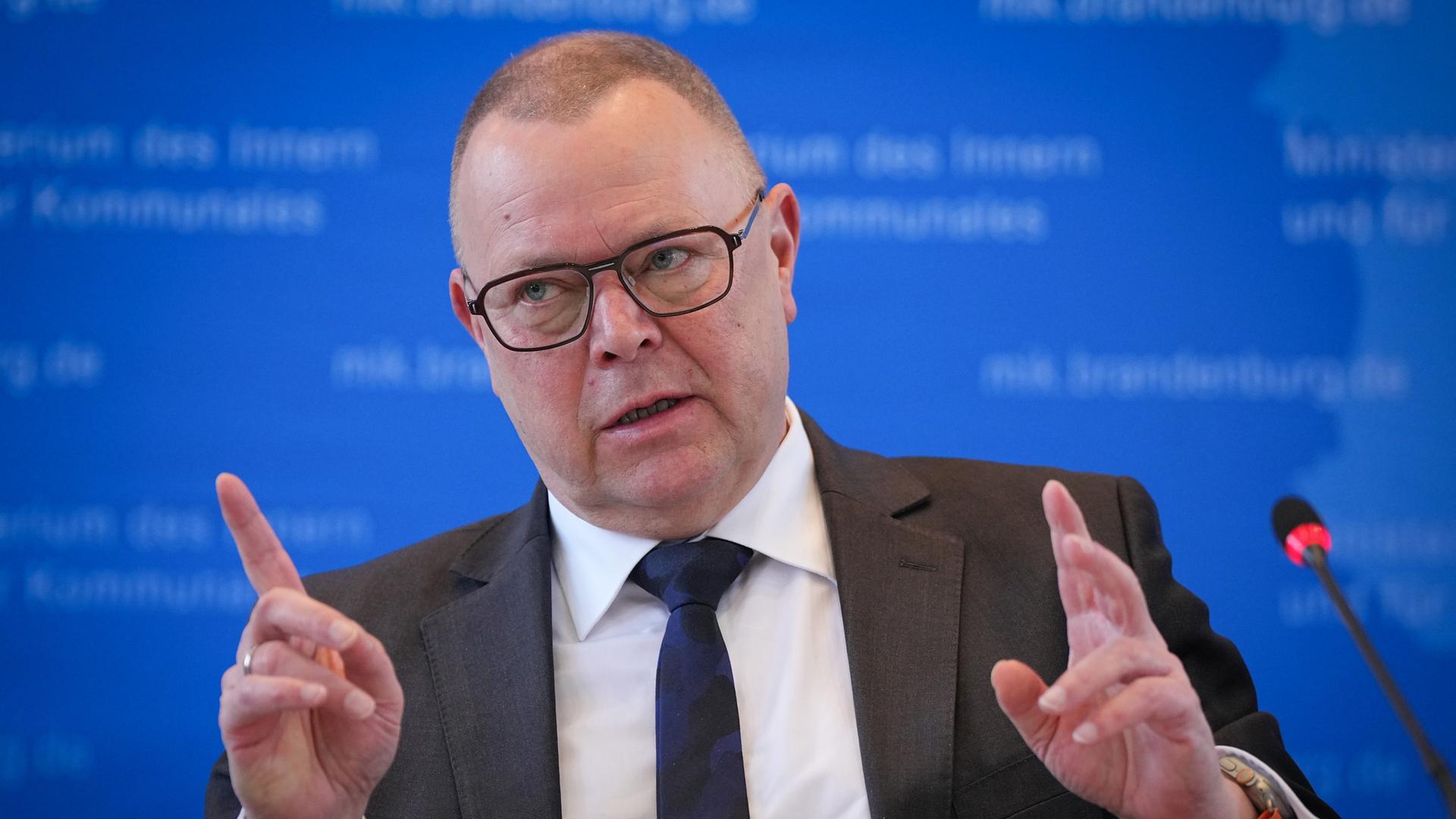 Brandenburgs Innenminister Michael Stübgen bei einer Pressekonferenz.