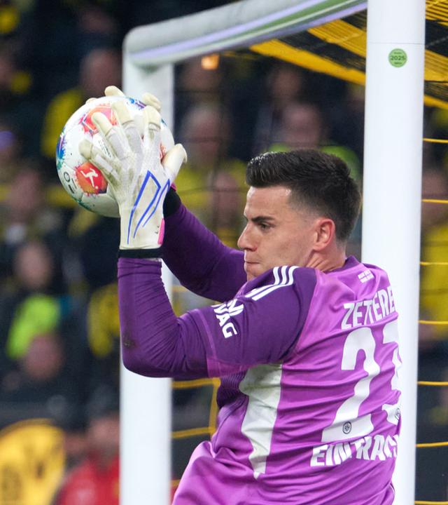 Michael Zetterer (Eintracht Frankfurt) in Aktion. 