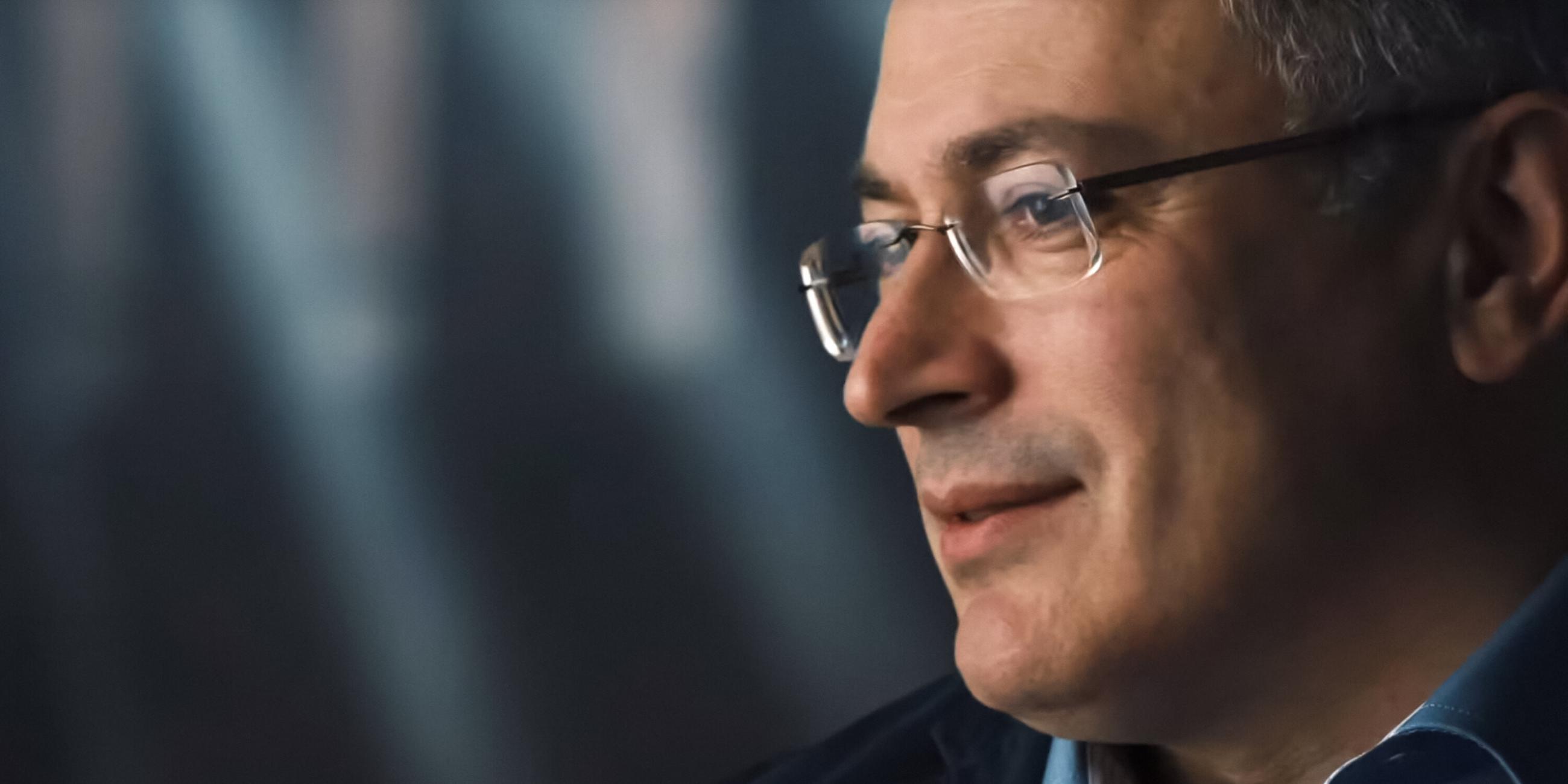 Ein Mann schaut nach links.