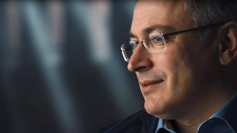 Ein Mann schaut nach links.