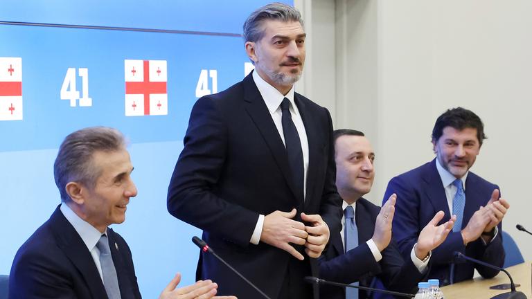 Michail Kawelaschwili (2.v.l.), aufgenommen am 27.11.2024 in Tiflis (Georgien)