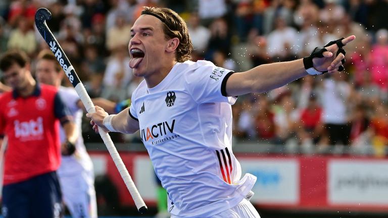 Der deutsche Feldhockeyspieler Michel Struthoff jubelt beim WM-Finale gegen Spanien im belgischen Wavre