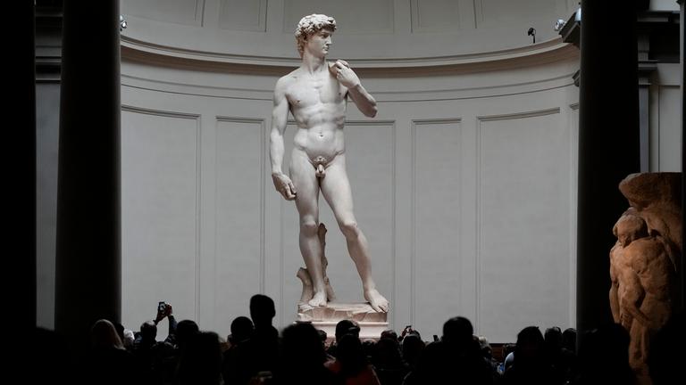 Besucher stehen vor Michelangelos "David-Statue" in der Galleria dell’Accademia in Florenz.