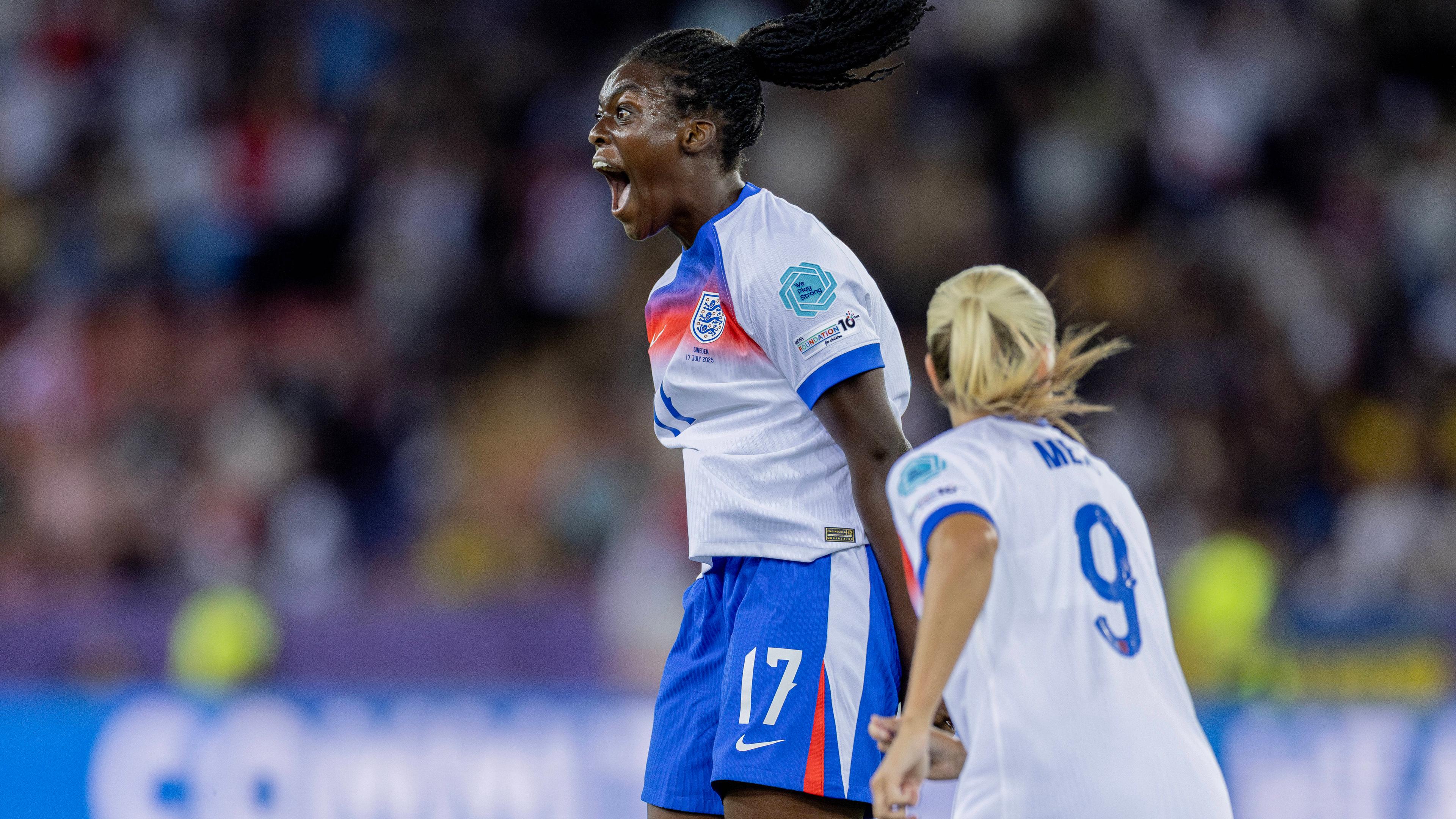 Michelle Agyemang (17, ENG) jubelt über ihr Tor im EM-Viertelfinale gegen Schweden.