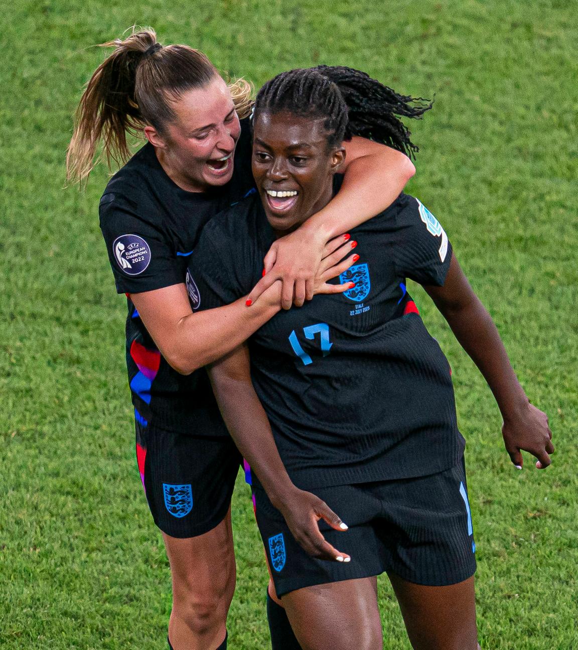 Englands Michelle Agyemang und Ella Toone jubeln nach ihrem Treffer zum 1:1.