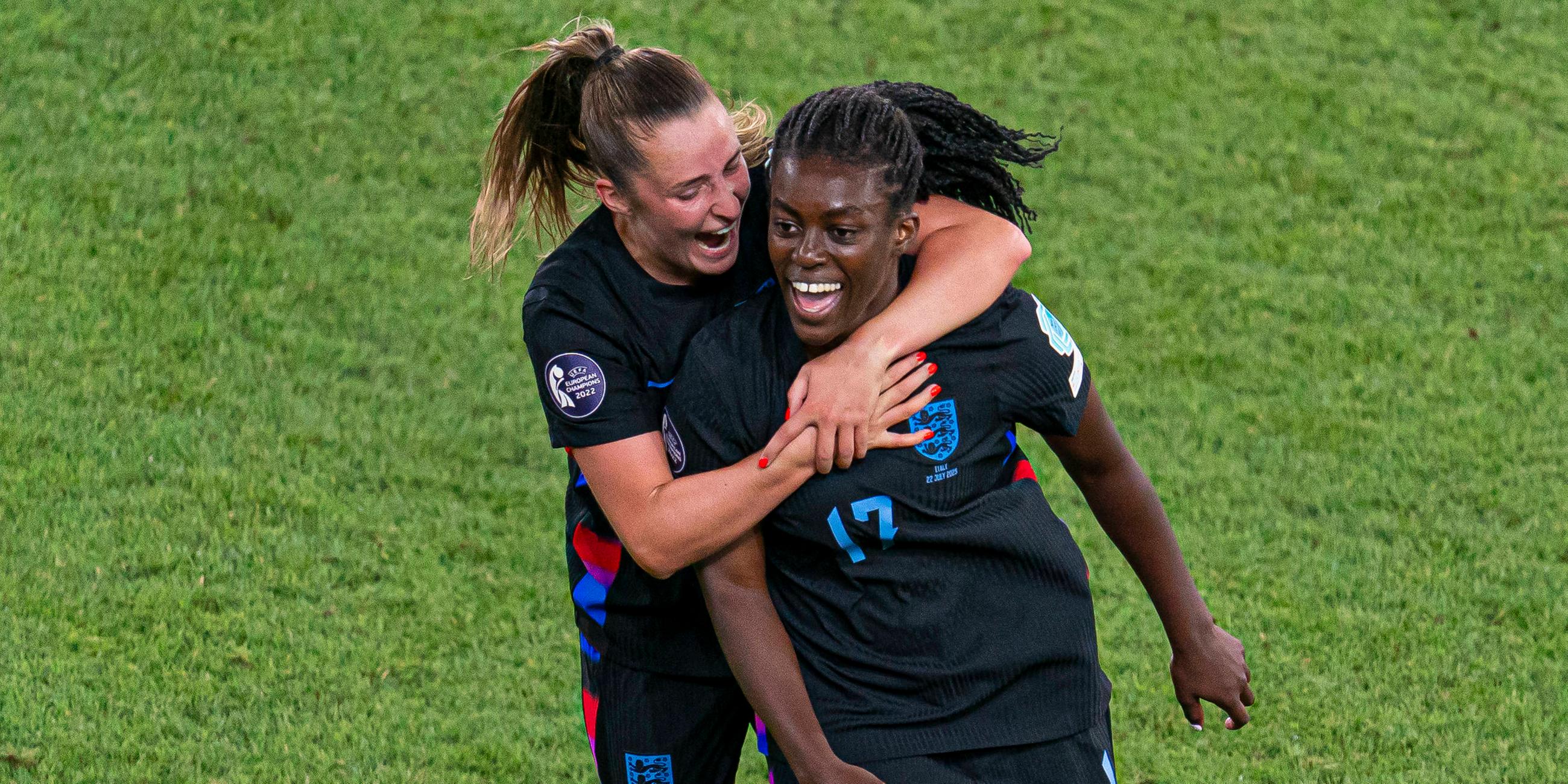Englands Michelle Agyemang und Ella Toone jubeln nach ihrem Treffer zum 1:1.