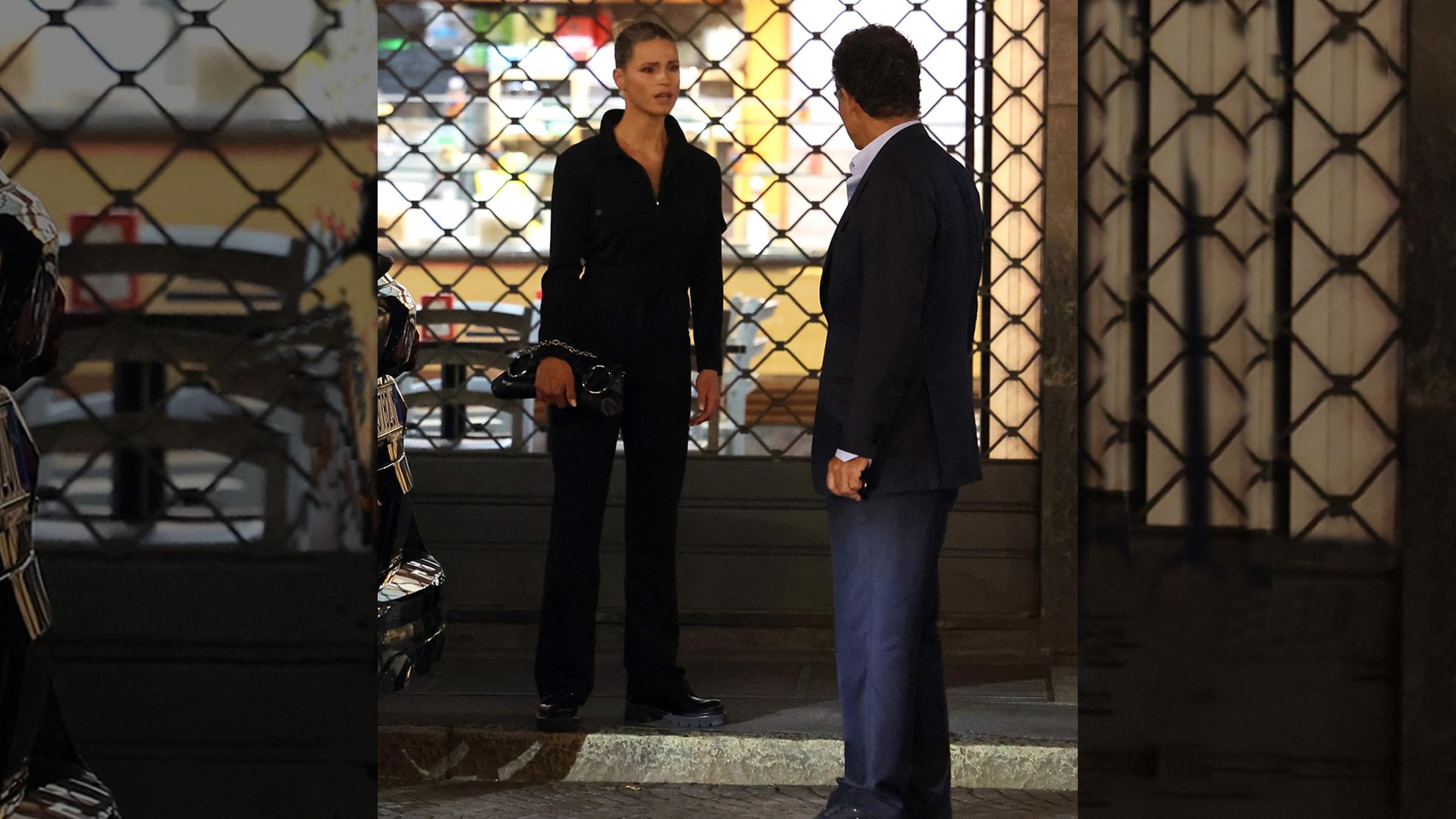 Michelle Hunziker in elegantem schwarzen Outfit in Mailand, im Gespräch mit ihrem Partner Nino Tronchetti Provera.