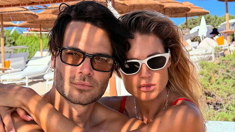 Michelle Hunzikermit ihrem neuen Partner Giulio Berruti am Strand von Sardinien. 