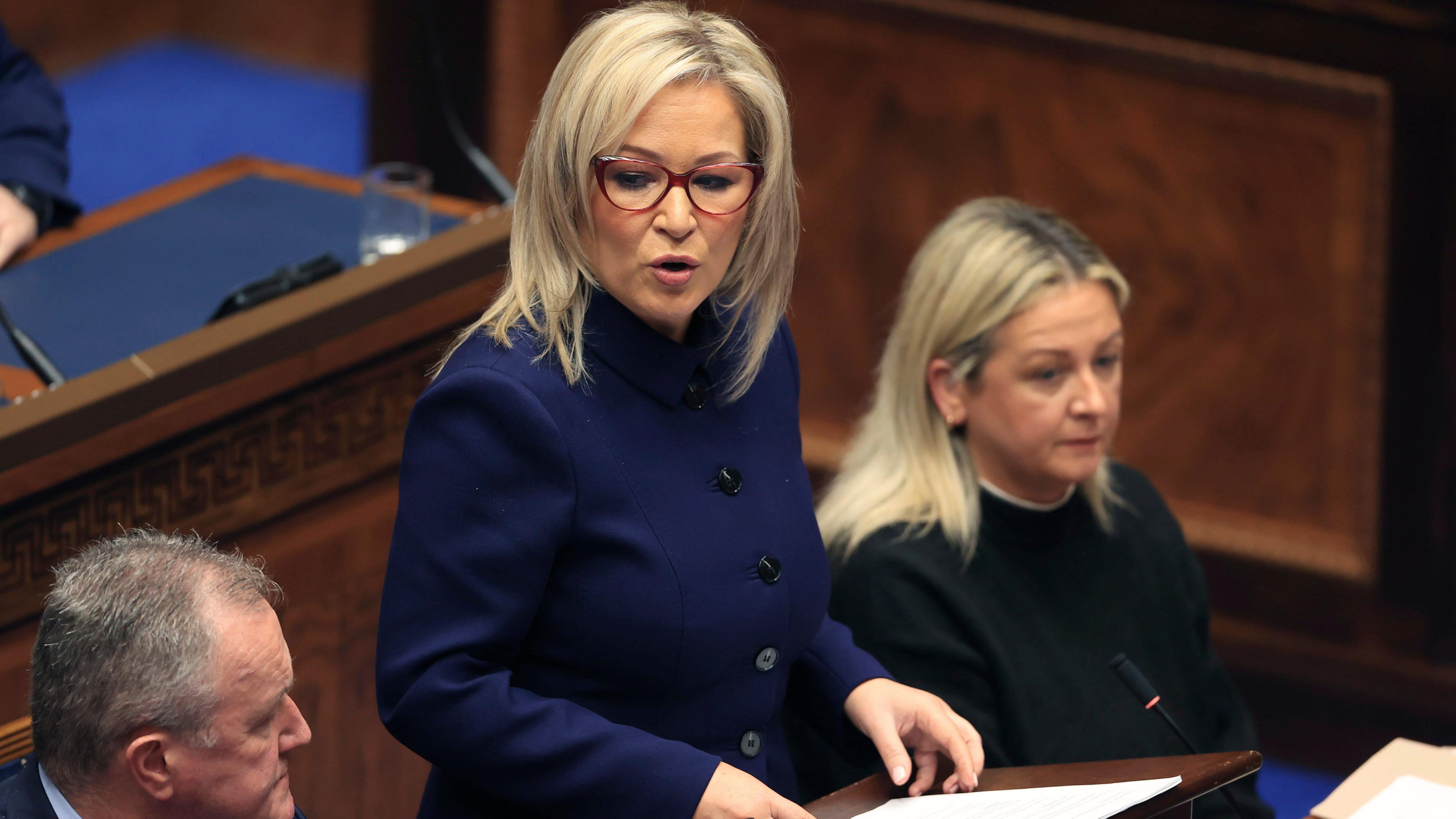Michelle O'Neill spricht nach ihrer Ernennung zur "First Minister" Nordirlands während einer Sitzung der Nordirischen Versammlung in Belfast.