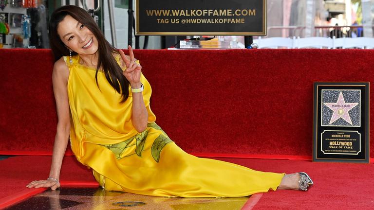 Michelle Yeoh sitzt neben ihrem 2836. Stern auf dem Hollywood Walk of Fame in Los Angeles während der Enthüllungszeremonie.