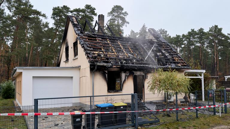 Feuerwehr findet Leiche nach Hausbrand