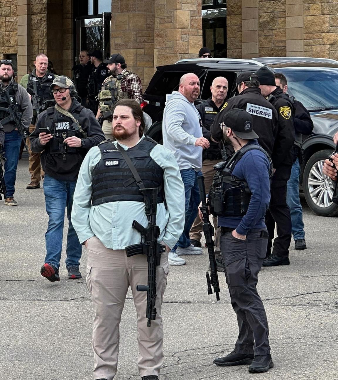 Einsatzkräfte der Polizei stehen vor der Synagoge in West Bloomfield, Michigan. Aufgenommen am 12.03.2026.