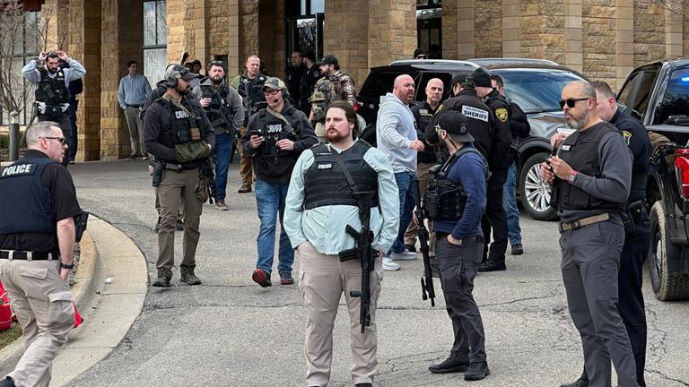 Einsatzkräfte der Polizei stehen vor der Synagoge in West Bloomfield, Michigan. Aufgenommen am 12.03.2026.