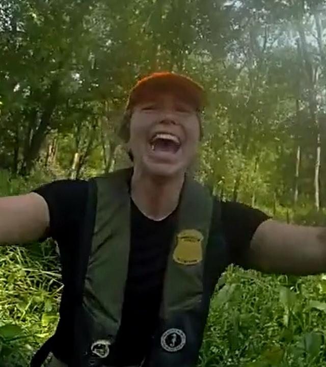 Naturschutzbeauftragte Anna Cullen jubelt, nachdem ein Rettungsteam drei vermisste Personen nach drei Tagen gefunden hat.