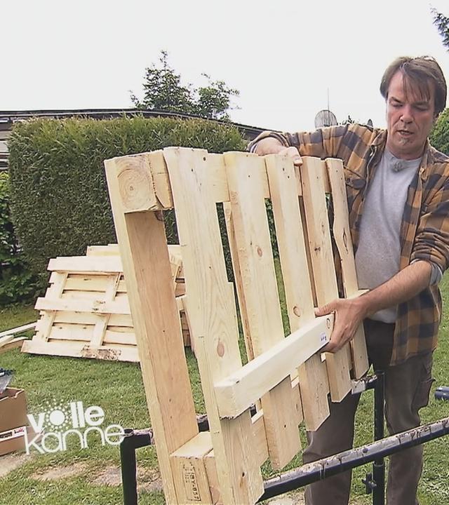 Mick baut eine Palettenlounge