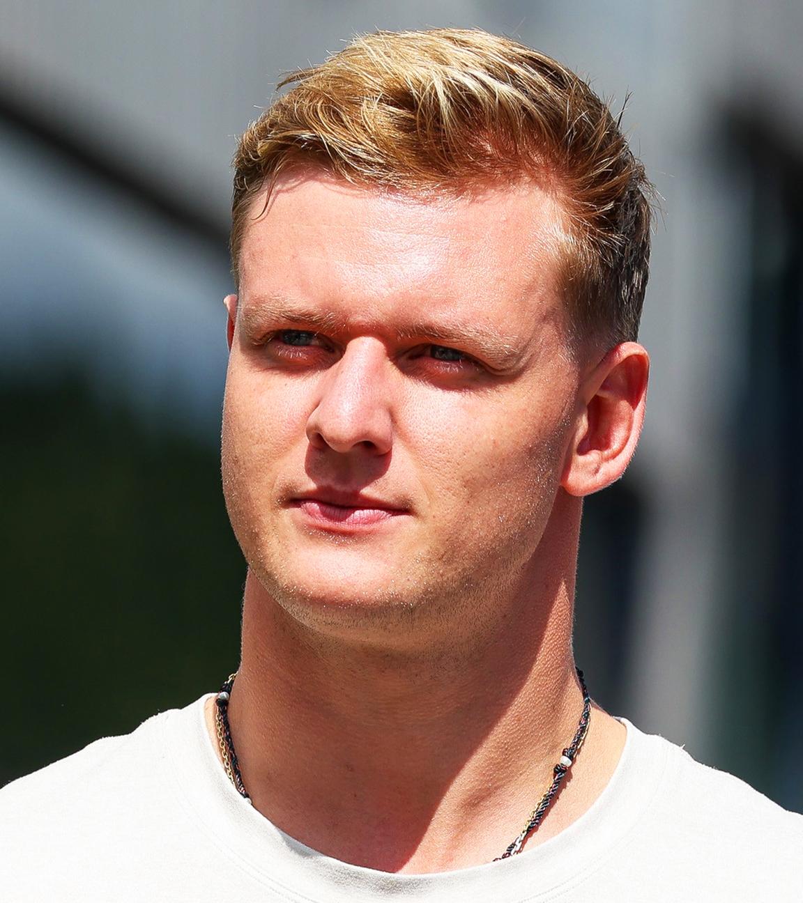 Formel-1-Pilot Mick Schumacher zeigt sich im Mallorca-Urlaub mit einer neuen Begleitung. Medien berichten: Es handelt sich um Alyssia Piccioni – ebenfalls in der Formel 1 aktiv. (25.08.2025)