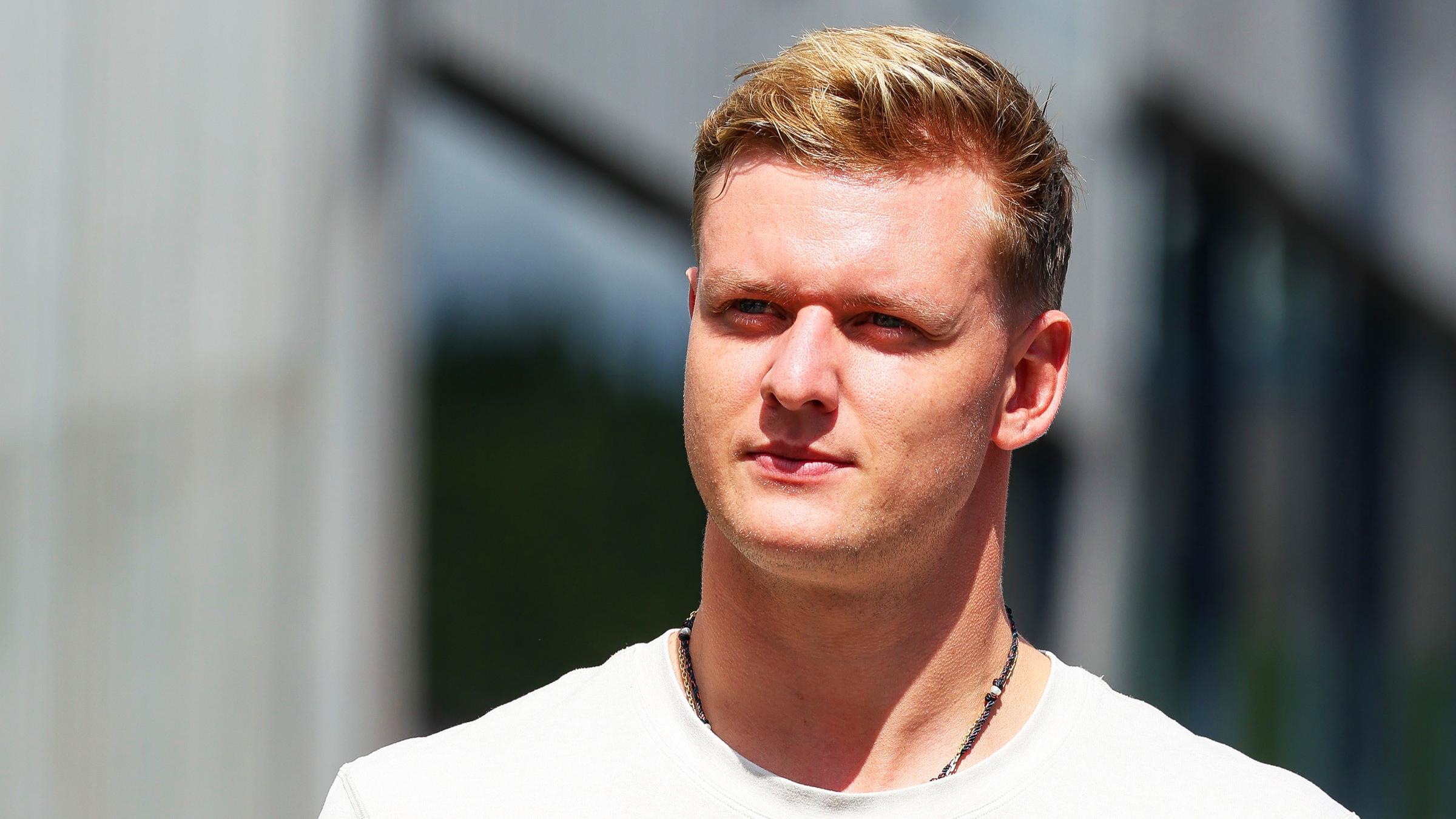 Formel-1-Pilot Mick Schumacher zeigt sich im Mallorca-Urlaub mit einer neuen Begleitung. Medien berichten: Es handelt sich um Alyssia Piccioni – ebenfalls in der Formel 1 aktiv. (25.08.2025)