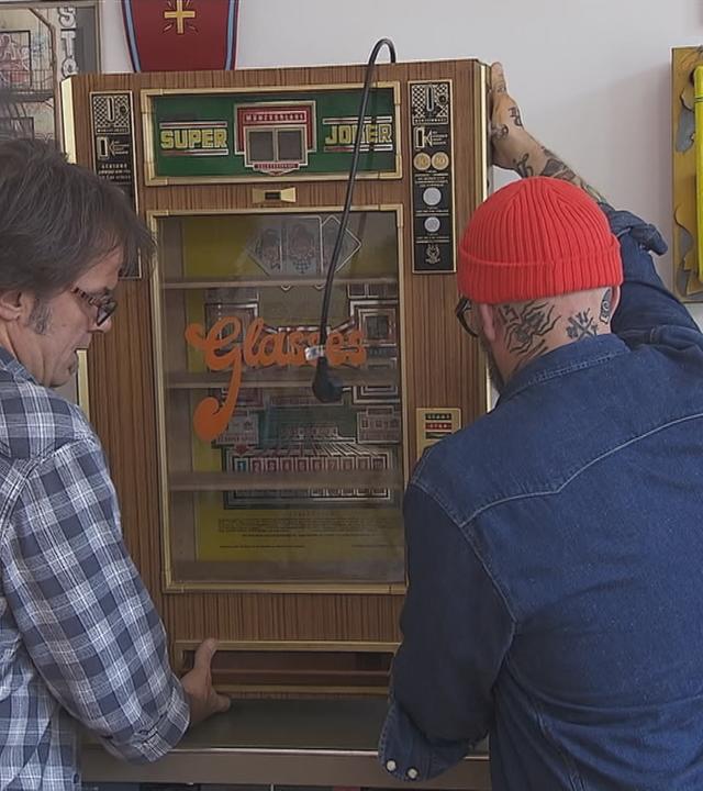Mick Wewers baut einen Spielautomaten zur Vitrine um.