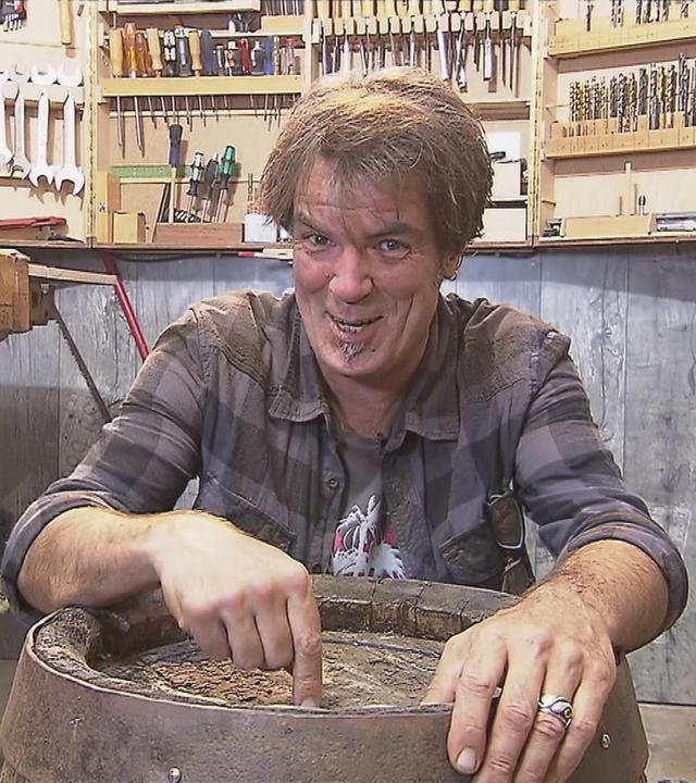 Handwerksprofi Mick Wewers mit Bierfass