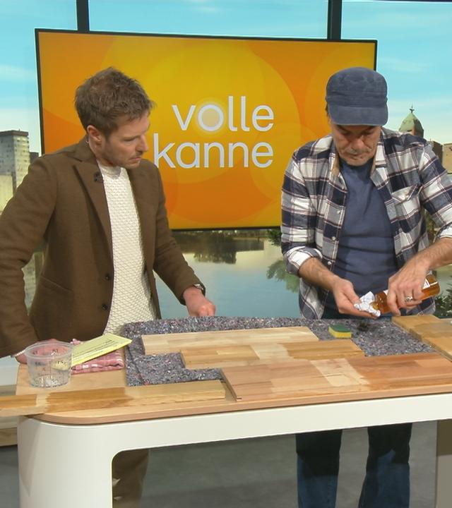 Mick Wewers zeigt, wie man Holz reinigt