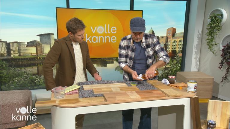 Mick Wewers zeigt, wie man Holz reinigt