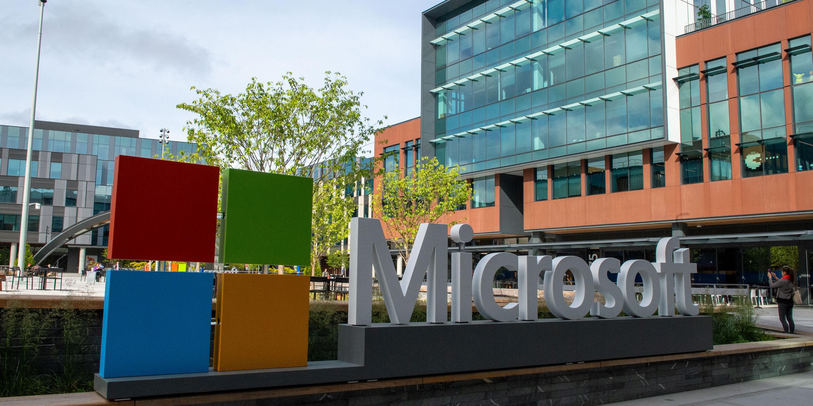 Das Microsoft-Logo ist am Hauptquartier des Software-Konzerns zu sehen.